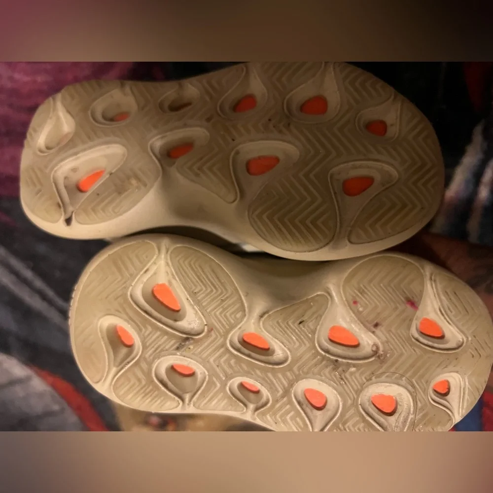 Yeezy’s 350 size 7c - Picture 2 of 4